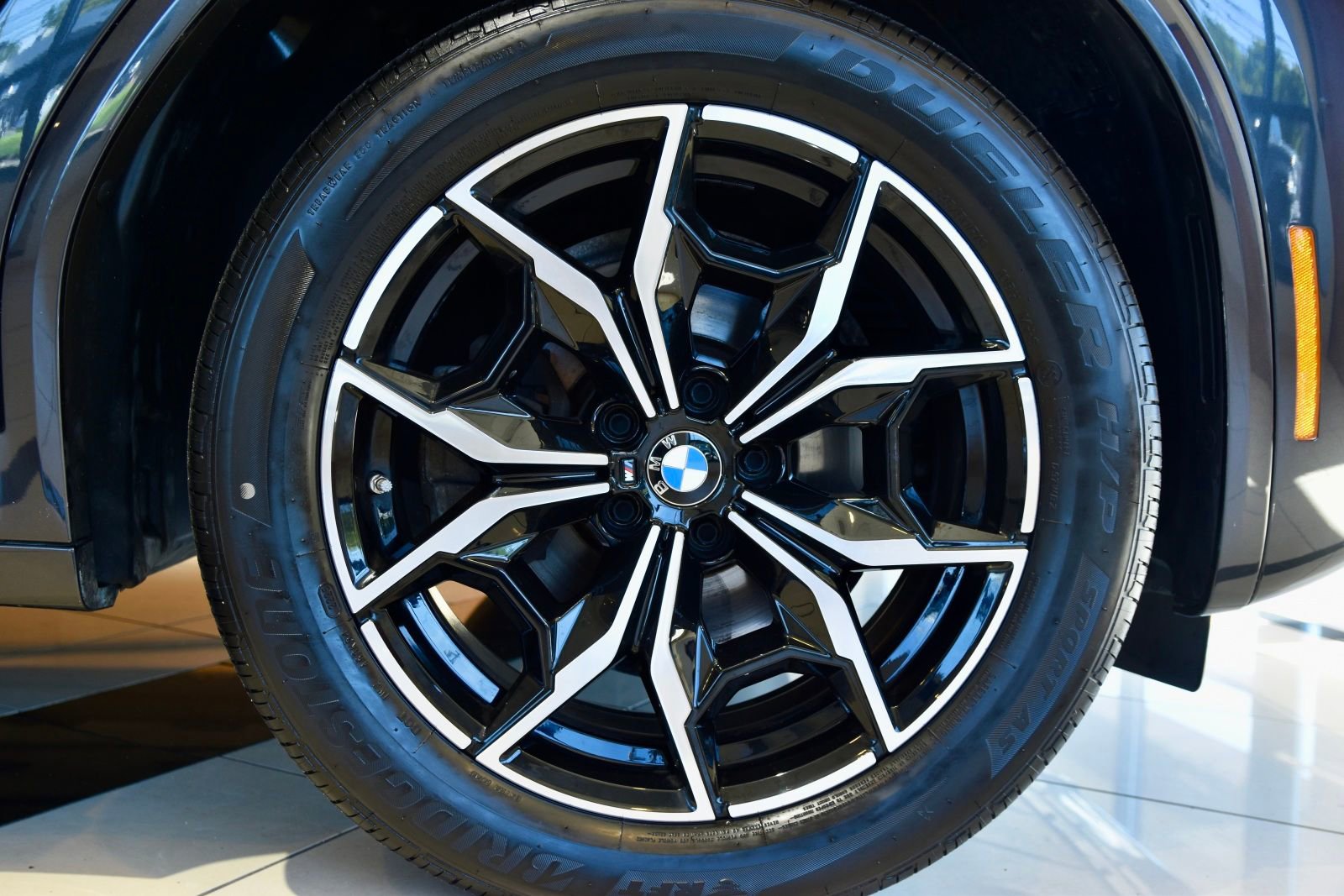 Used 2023 BMW X4 xDrive30i w/ M Sport Package image 3