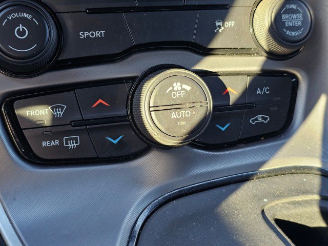 Used 2022 Dodge Challenger SXT RWD image 34