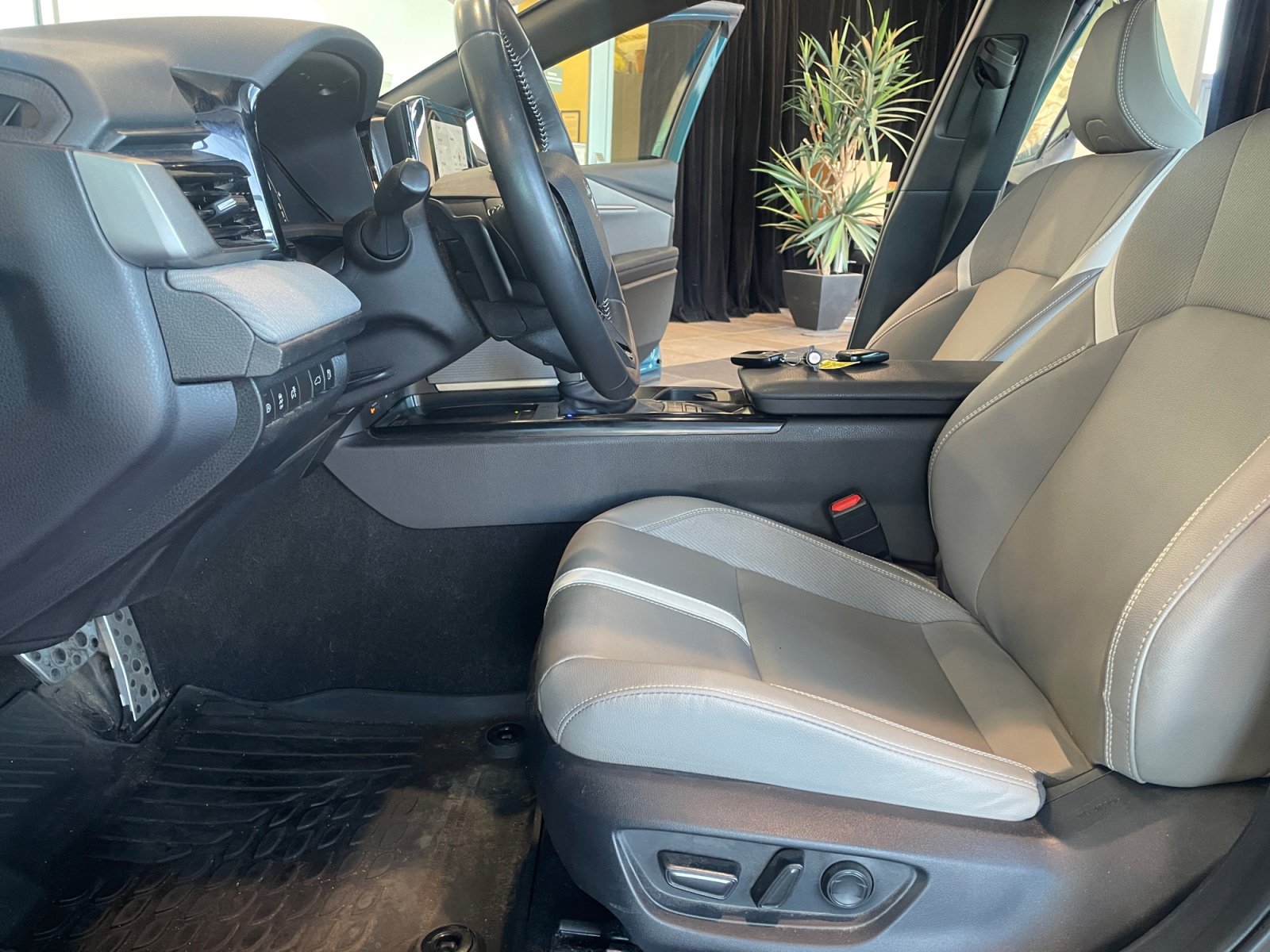 Used 2025 Toyota Camry SE w/ Convenience Package FWD image 14