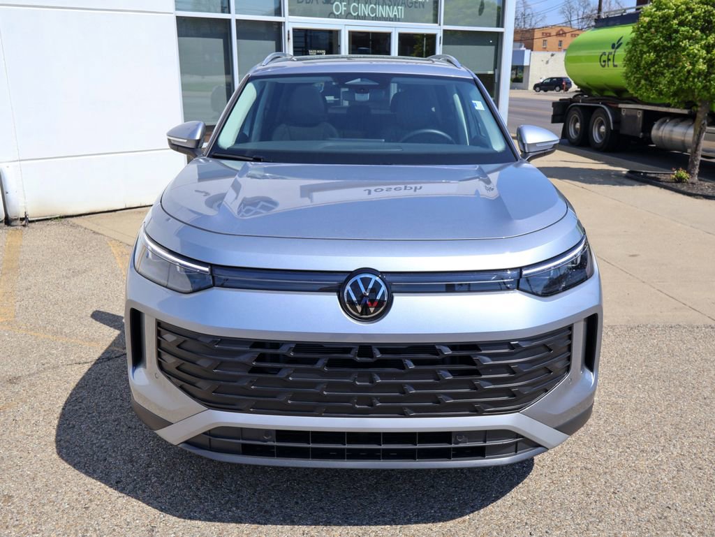 Used 2025 Volkswagen Tiguan SE image 8