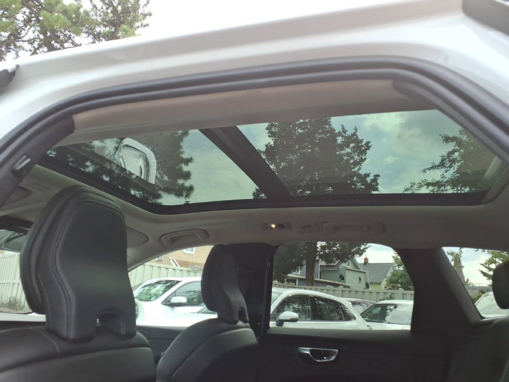Used 2021 Volvo XC60 T5 Momentum w/ Climate Package AWD/4WD image 16