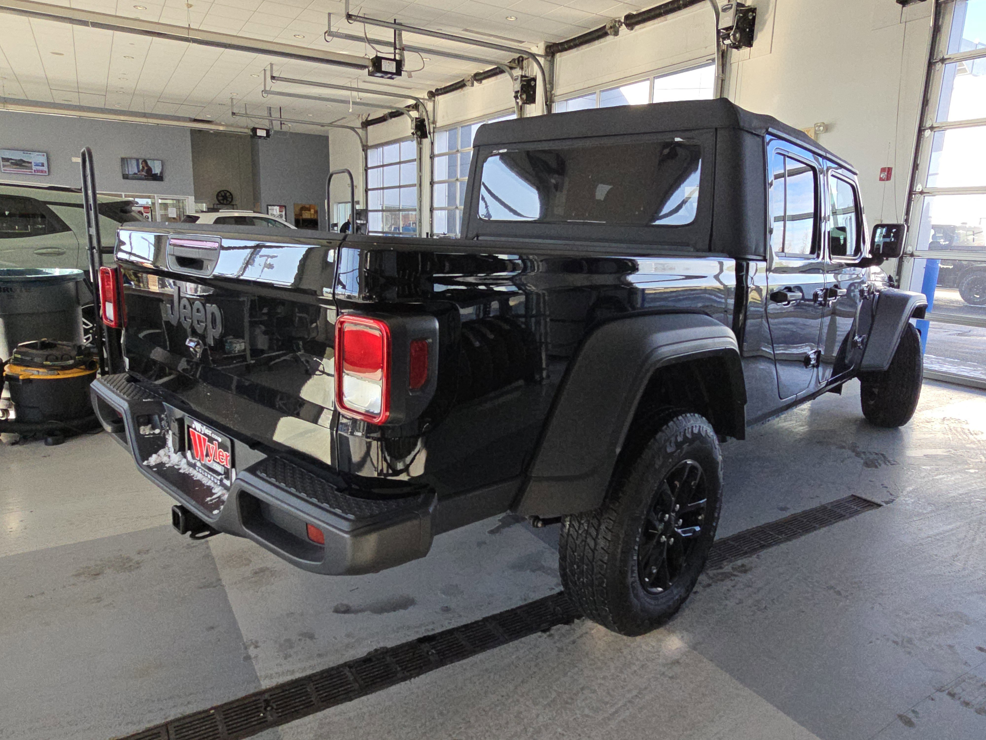Used 2023 Jeep Gladiator Sport image 15