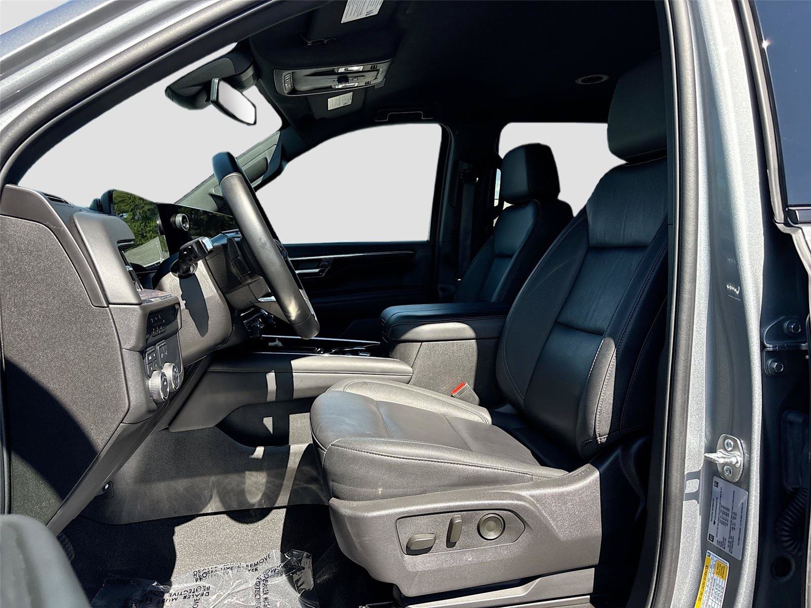 Used 2025 Chevrolet Suburban Z71 AWD/4WD image 25