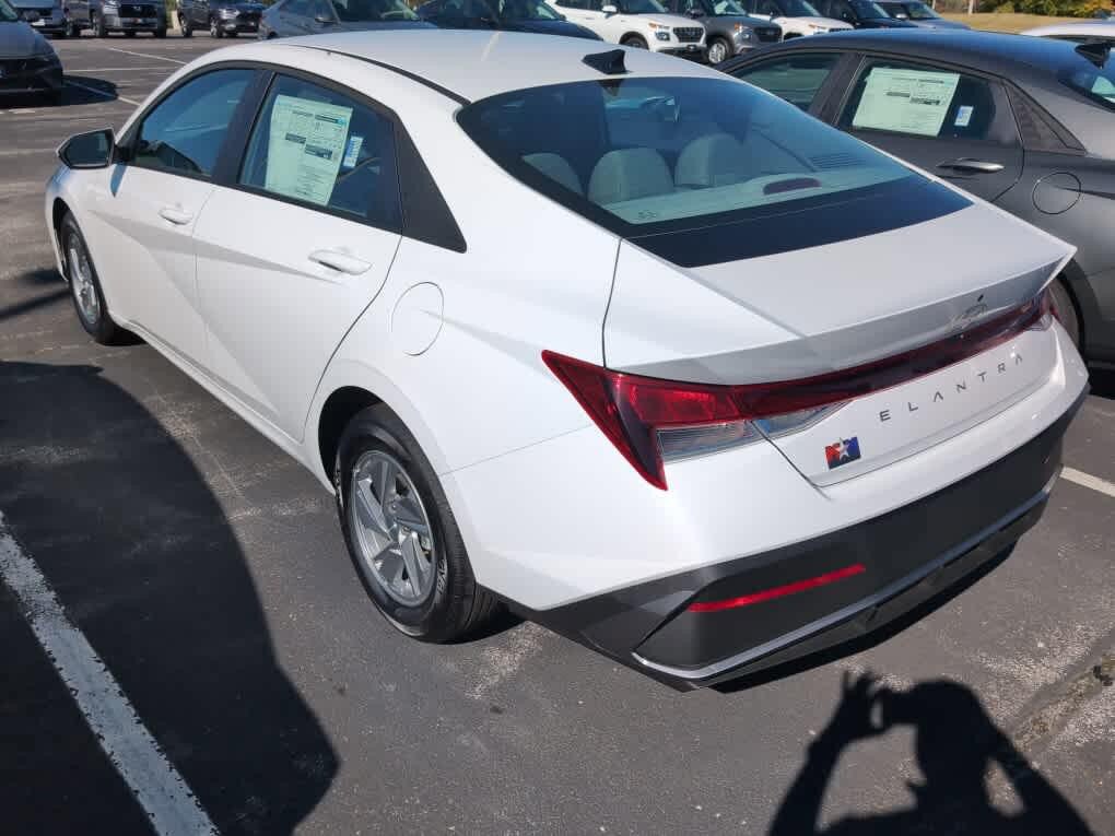 New 2026 Hyundai Elantra SE FWD image 16