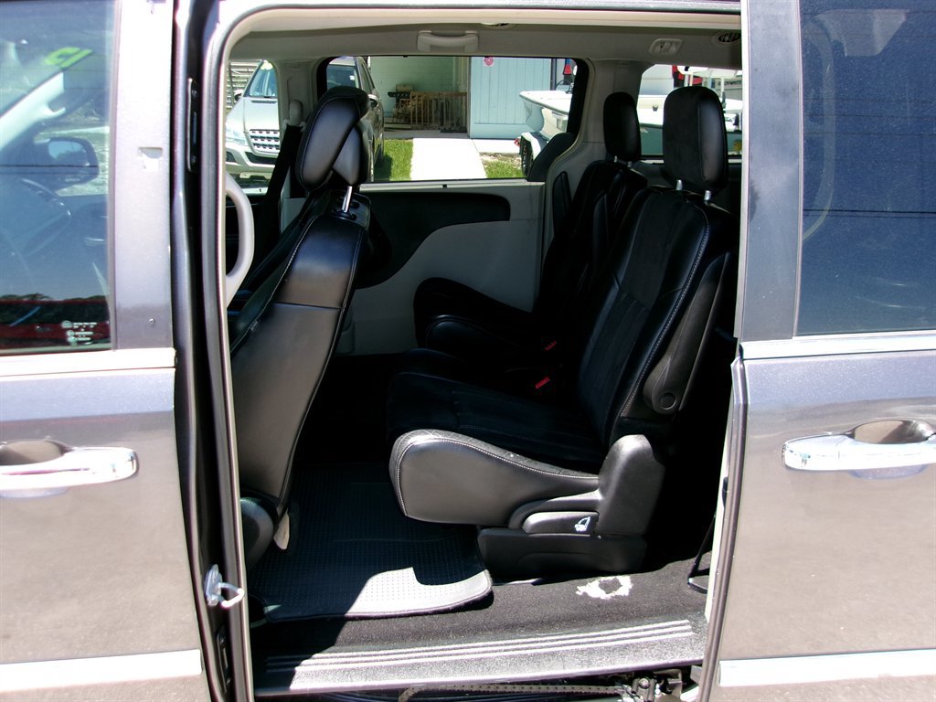 Used 2015 Chrysler Town & Country Limited FWD image 15