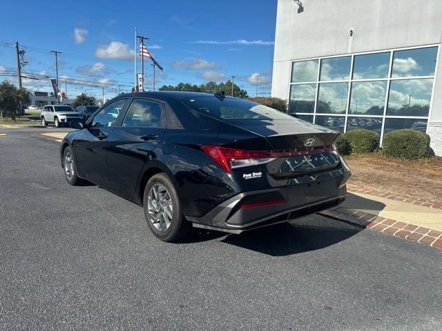 Used 2025 Hyundai Elantra Hybrid FWD image 9
