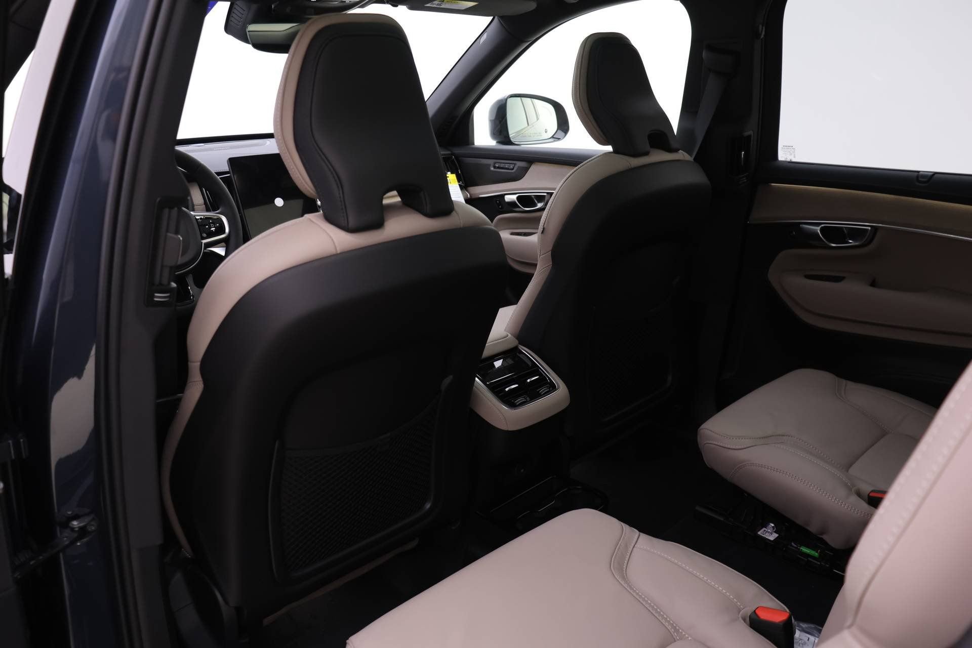 New 2026 Volvo XC90 B6 Ultra w/ Protection Package image 12