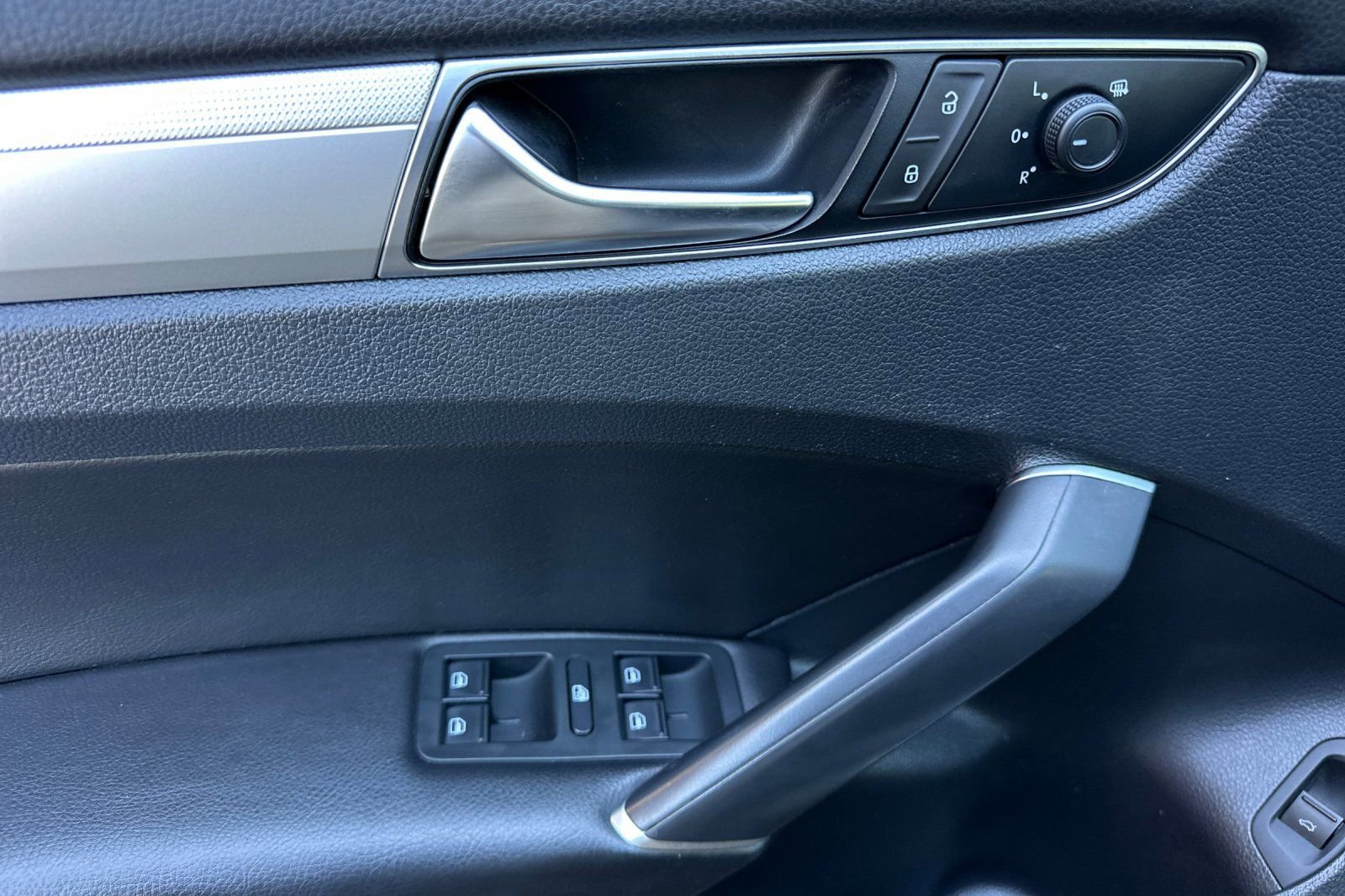 Used 2019 Volkswagen Passat 2.0T Wolfsburg image 11