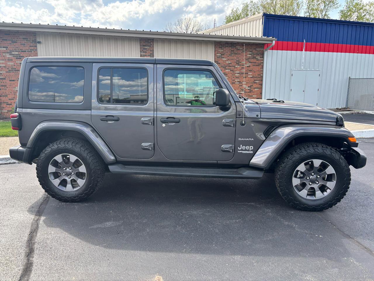 Used 2018 Jeep Wrangler Unlimited Sahara AWD/4WD image 2