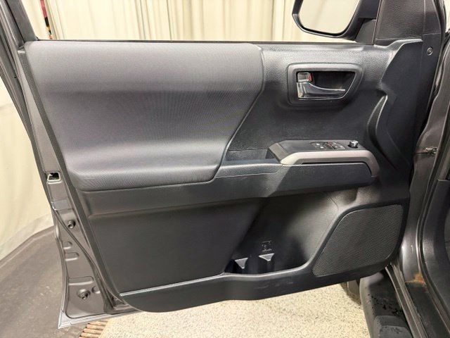 Used 2017 Toyota Tacoma TRD Off-Road w/ Tow Package AWD/4WD image 16