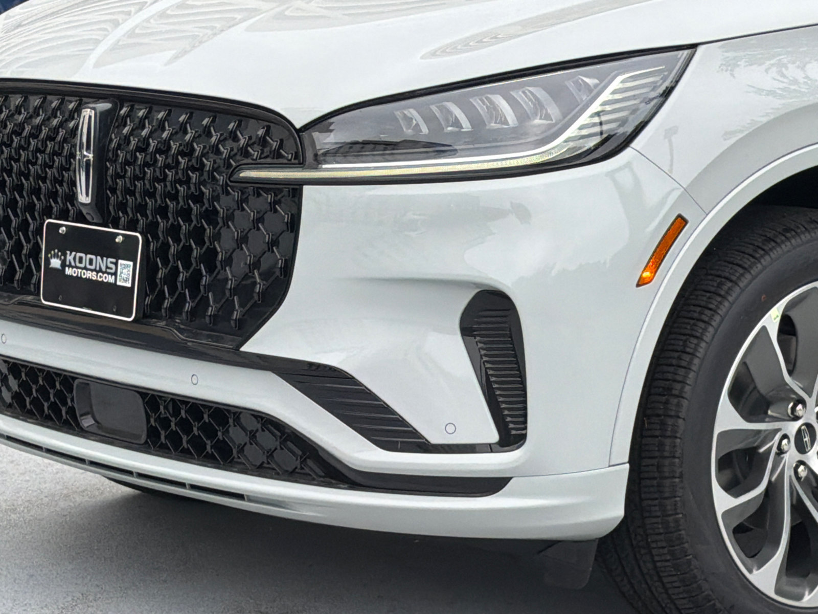 New 2027 Lincoln Aviator AWD w/ Jet Appearance Package image 2