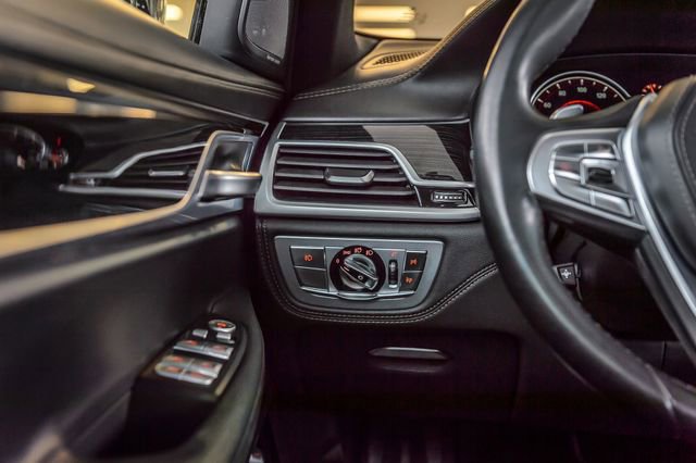 Used 2019 BMW 740i w/ Executive Package image 28