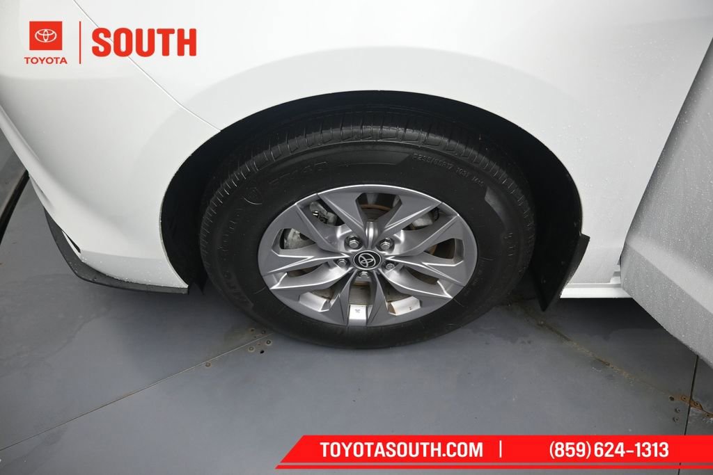 Used 2025 Toyota Sienna XLE FWD image 41