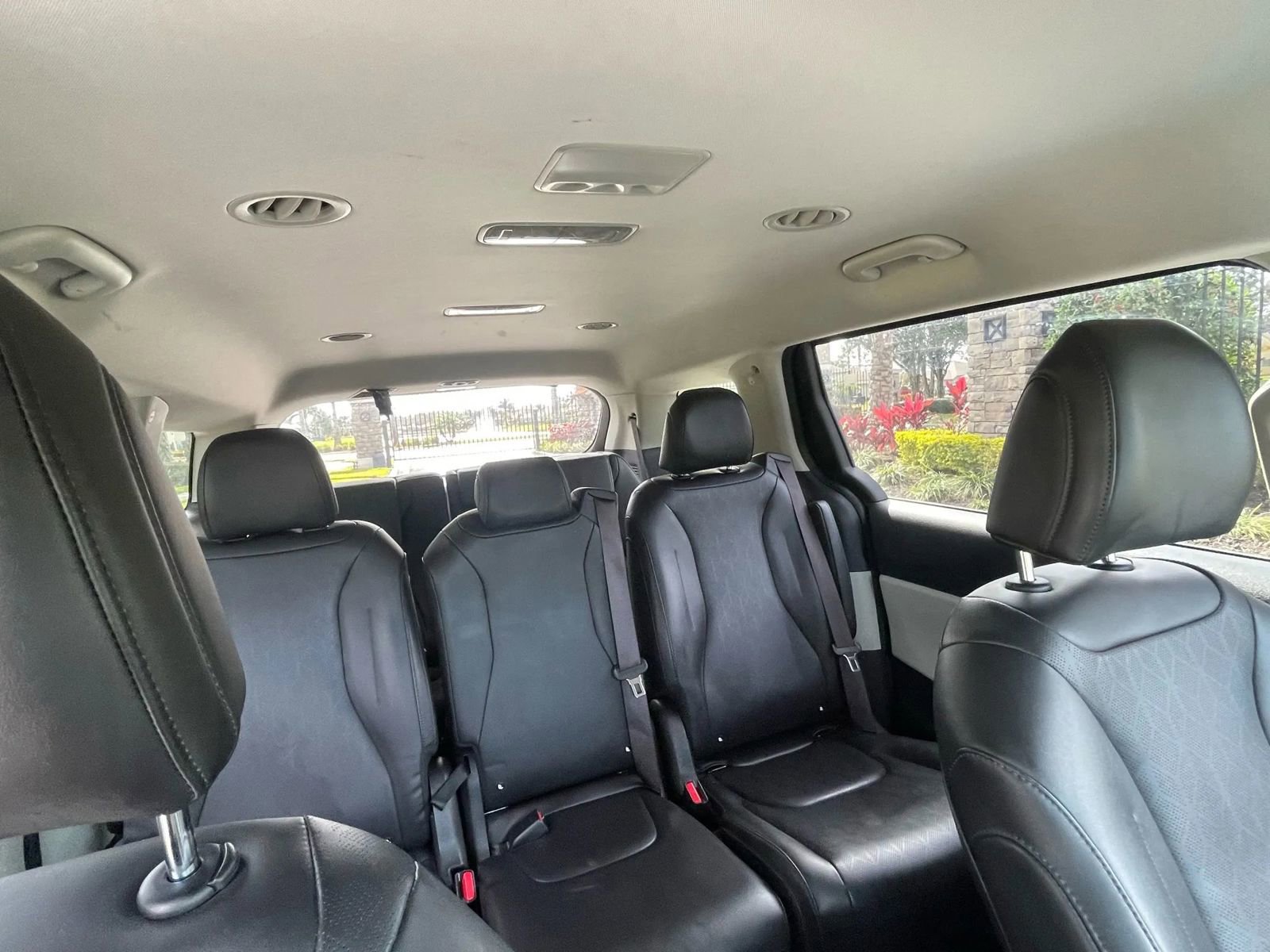Used 2022 Kia Carnival LX image 11