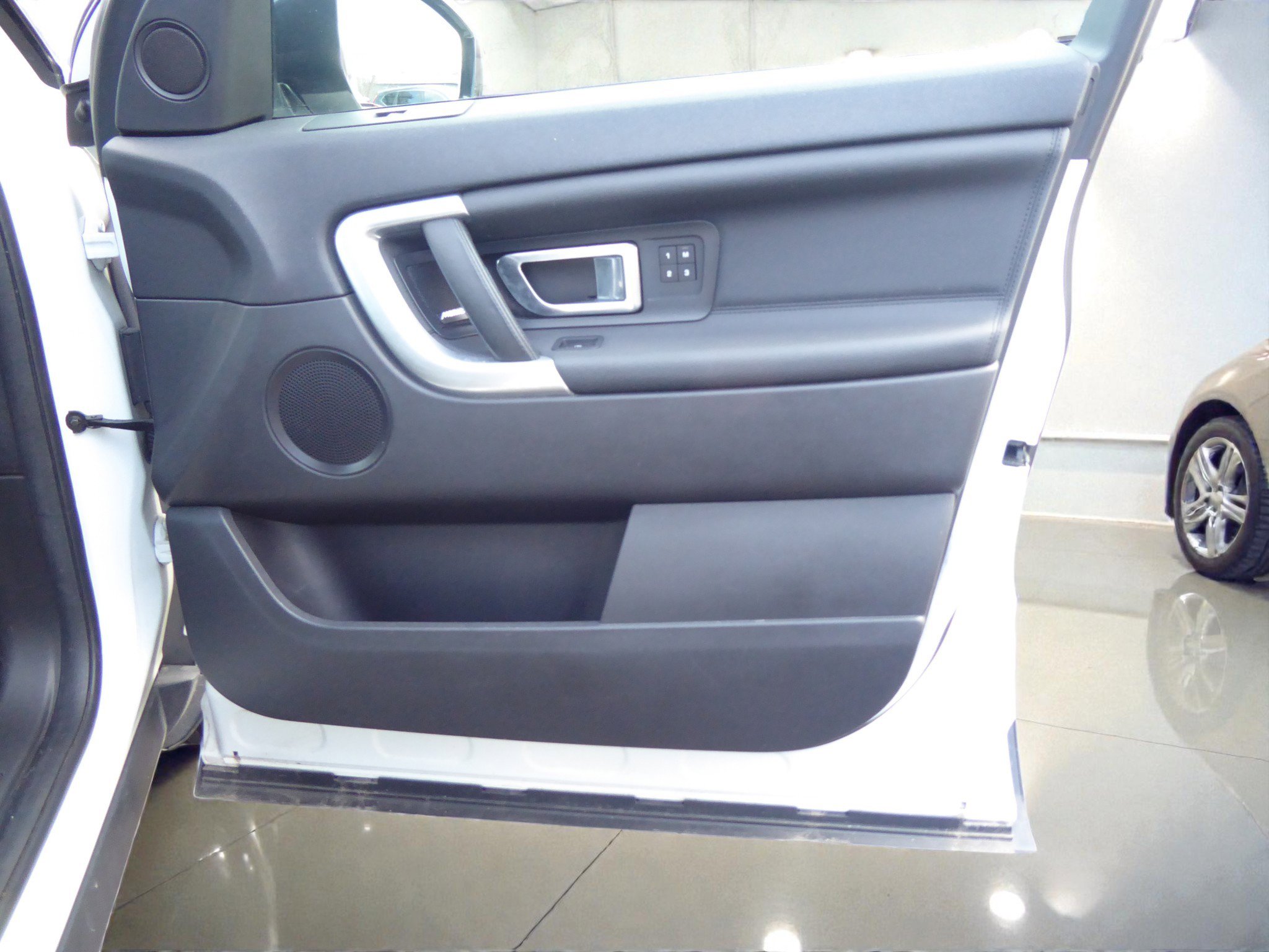 Used 2018 Land Rover Discovery Sport HSE image 18