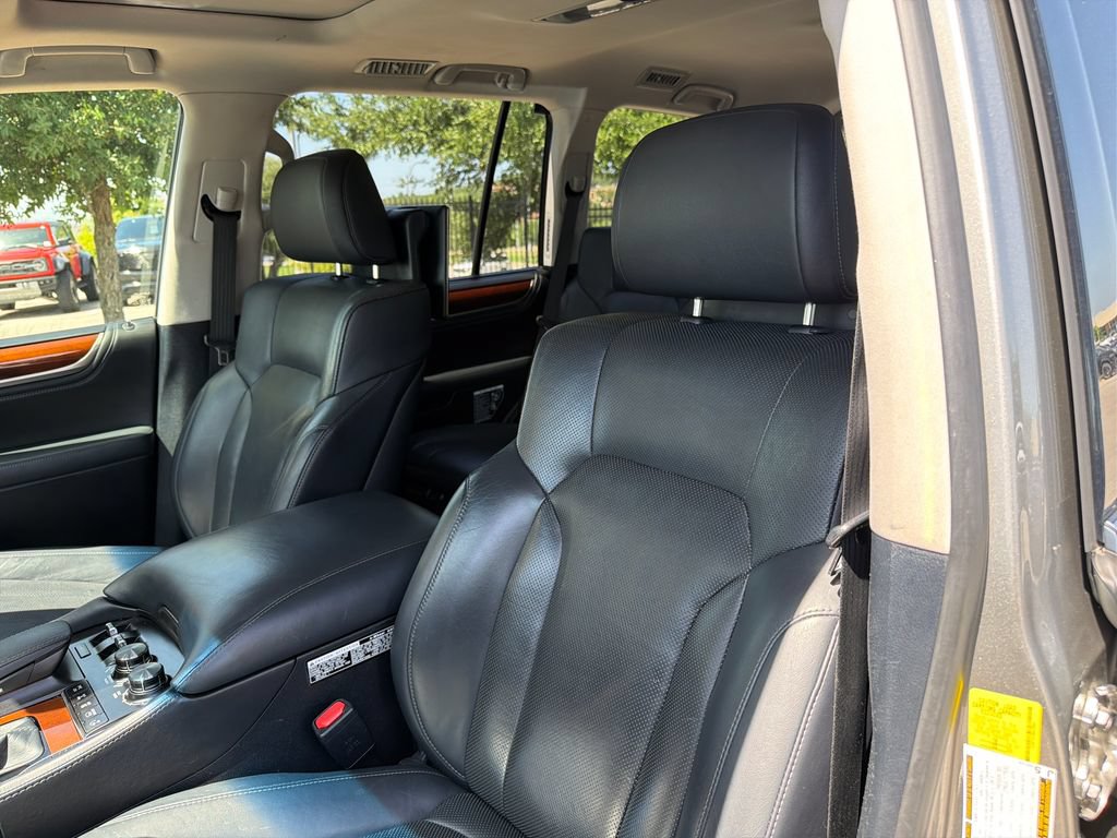 Used 2017 Lexus LX 570 4WD w/ Luxury Package image 23