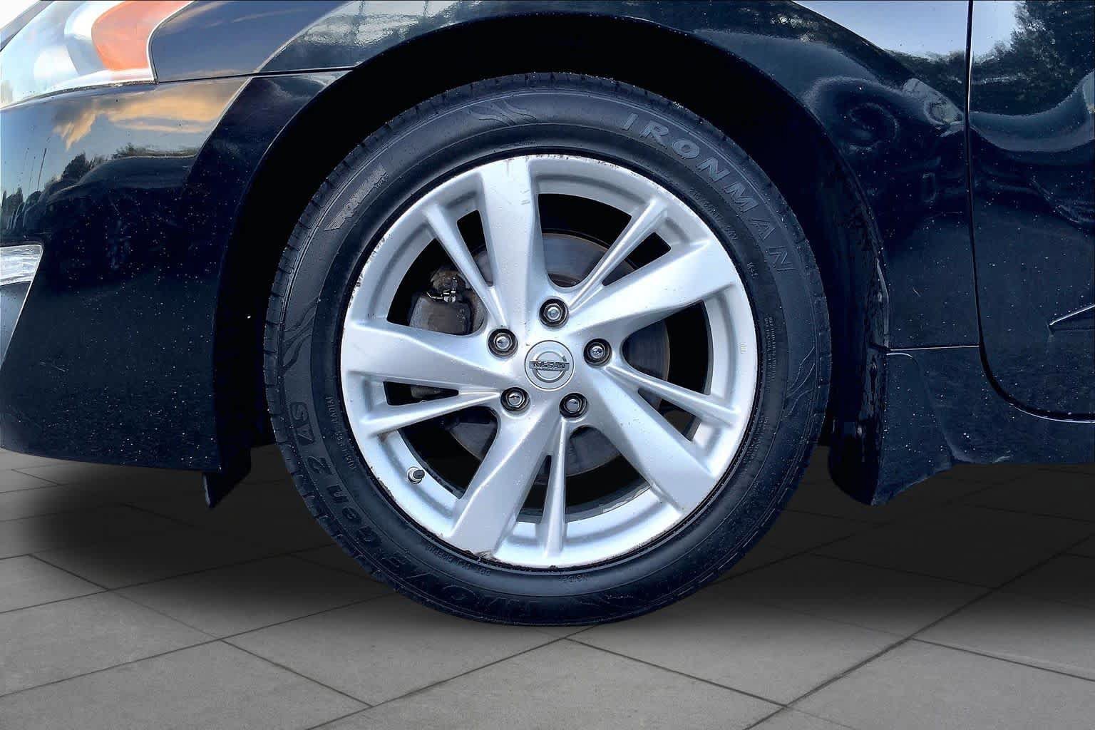 Used 2015 Nissan Altima 2.5 SV w/ Convenience Package FWD image 11