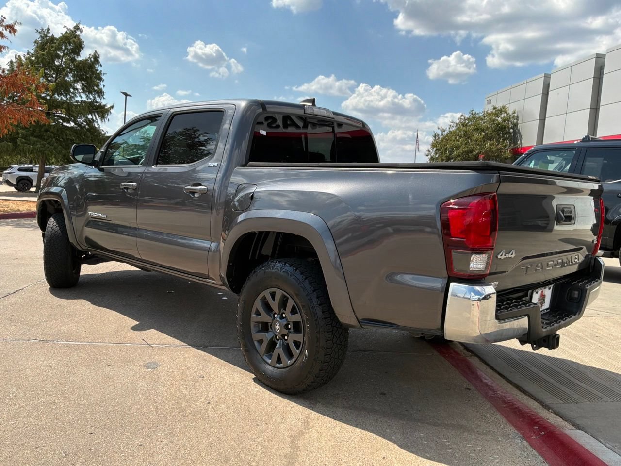 Used 2021 Toyota Tacoma SR5 AWD/4WD image 8
