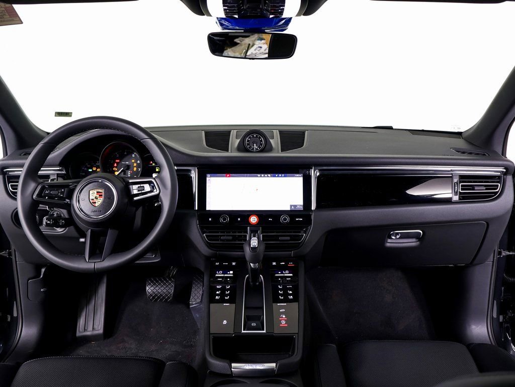 Certified 2025 Porsche Macan image 10