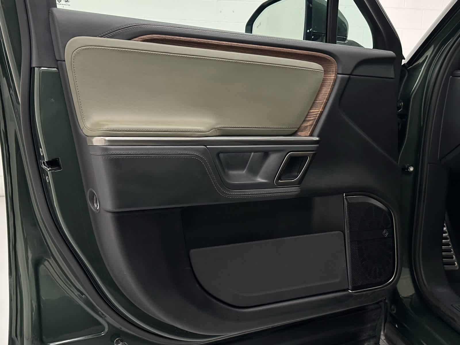 Used 2024 Rivian R1S Adventure image 25