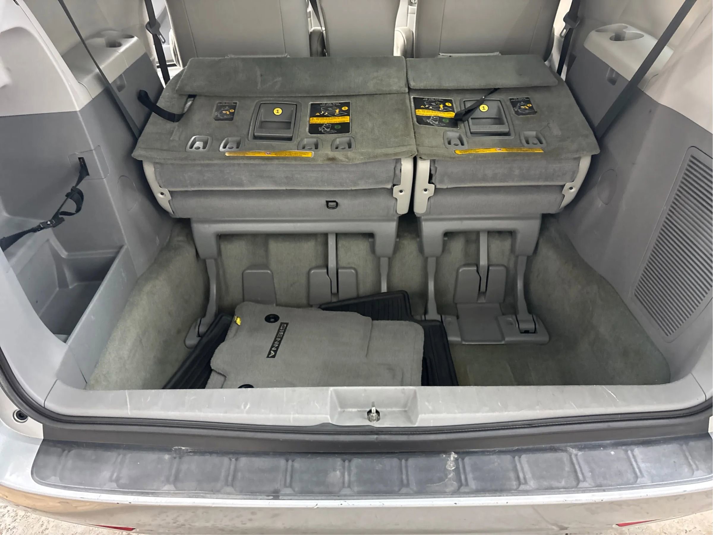 Used 2014 Toyota Sienna XLE image 16