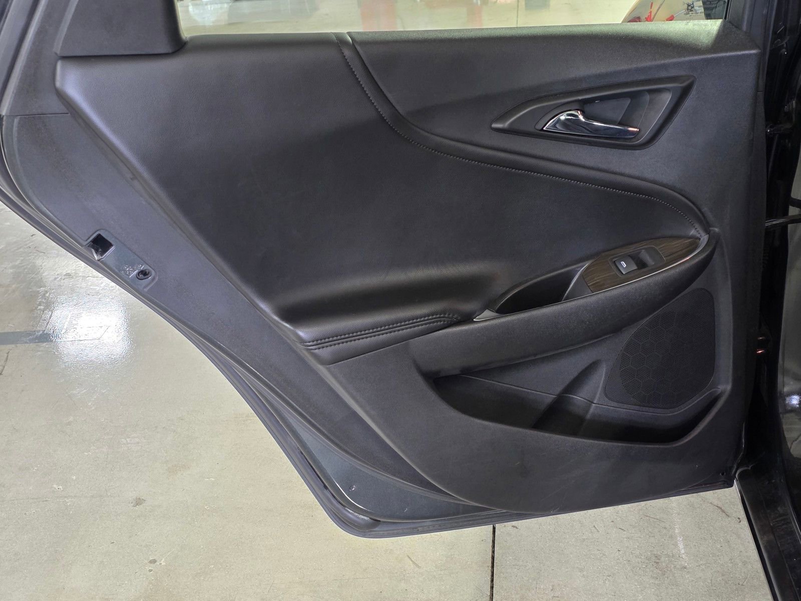 Used 2017 Chevrolet Malibu Premier w/ Premier Sun and Wheel Package FWD image 10