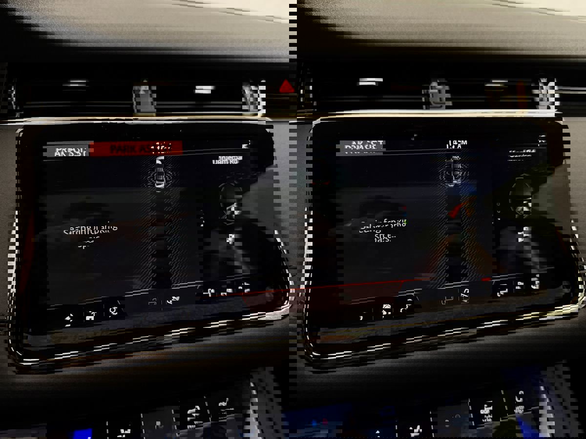 Used 2020 Land Rover Range Rover Evoque R-Dynamic SE image 23