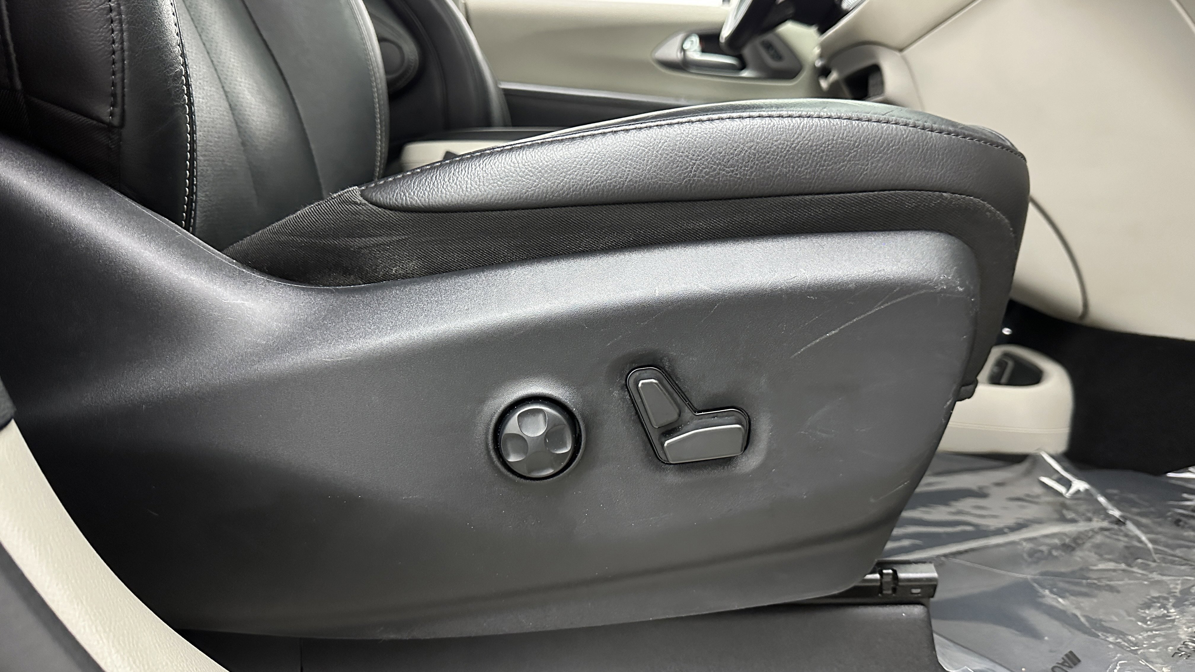 Used 2022 Chrysler Pacifica Touring-L w/ Uconnect Theater Family Group image 37