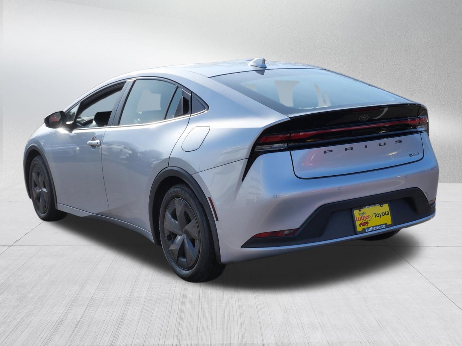 Used 2024 Toyota Prius LE FWD image 5