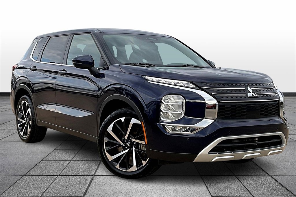 Used 2024 Mitsubishi Outlander SE Black Edition image 2