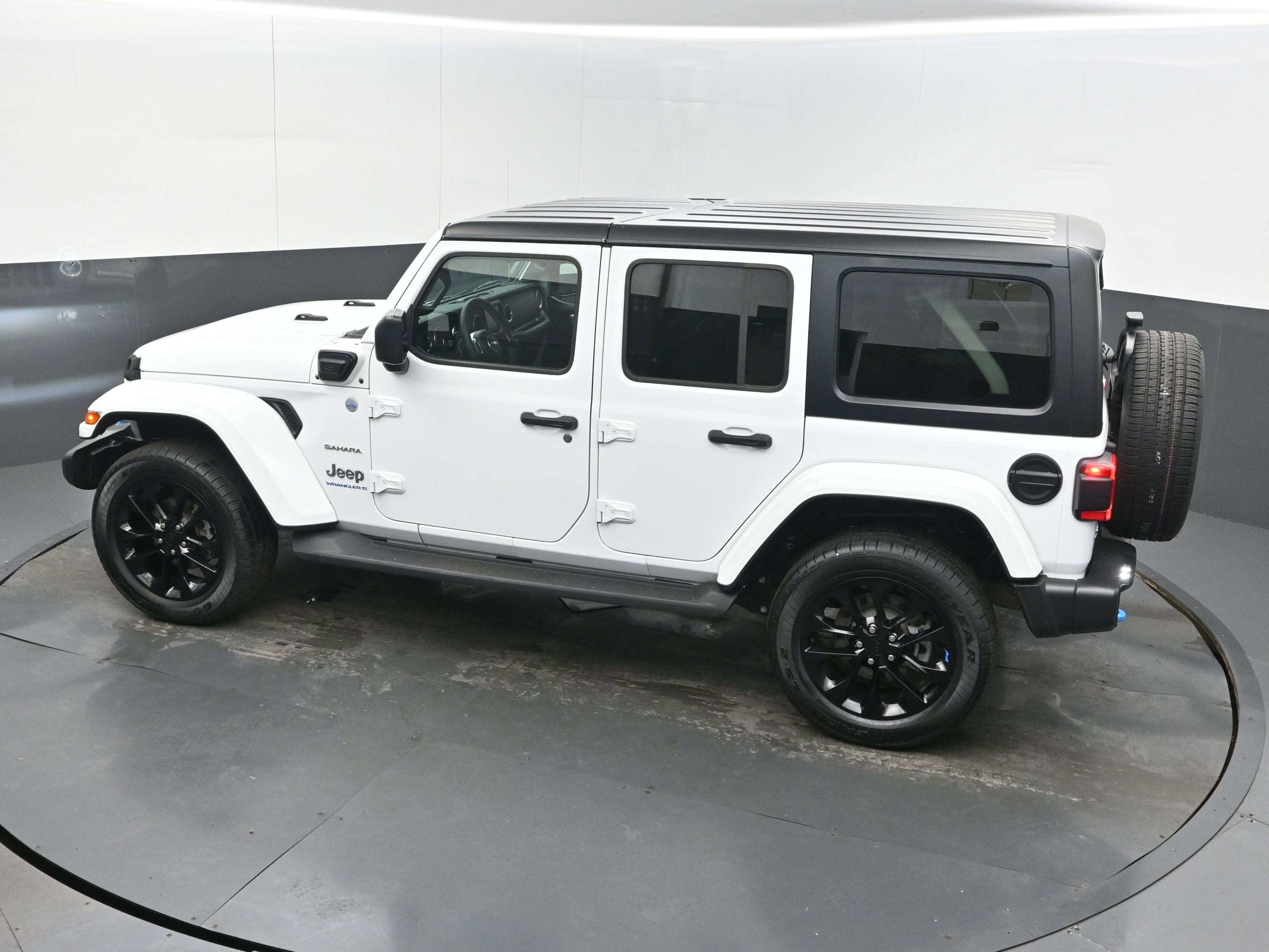 Used 2023 Jeep Wrangler Sahara image 35