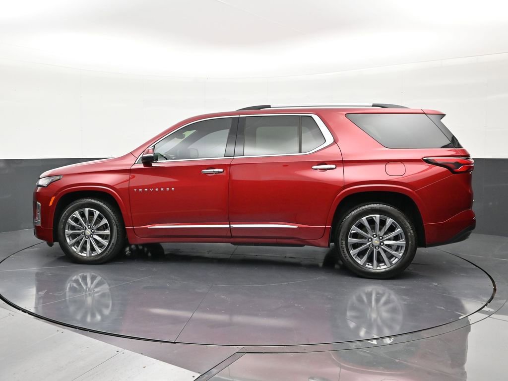 Used 2023 Chevrolet Traverse Premier FWD image 2