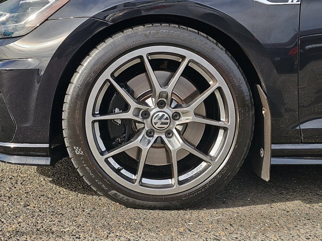 Used 2018 Volkswagen Golf R 4-Door AWD/4WD image 19