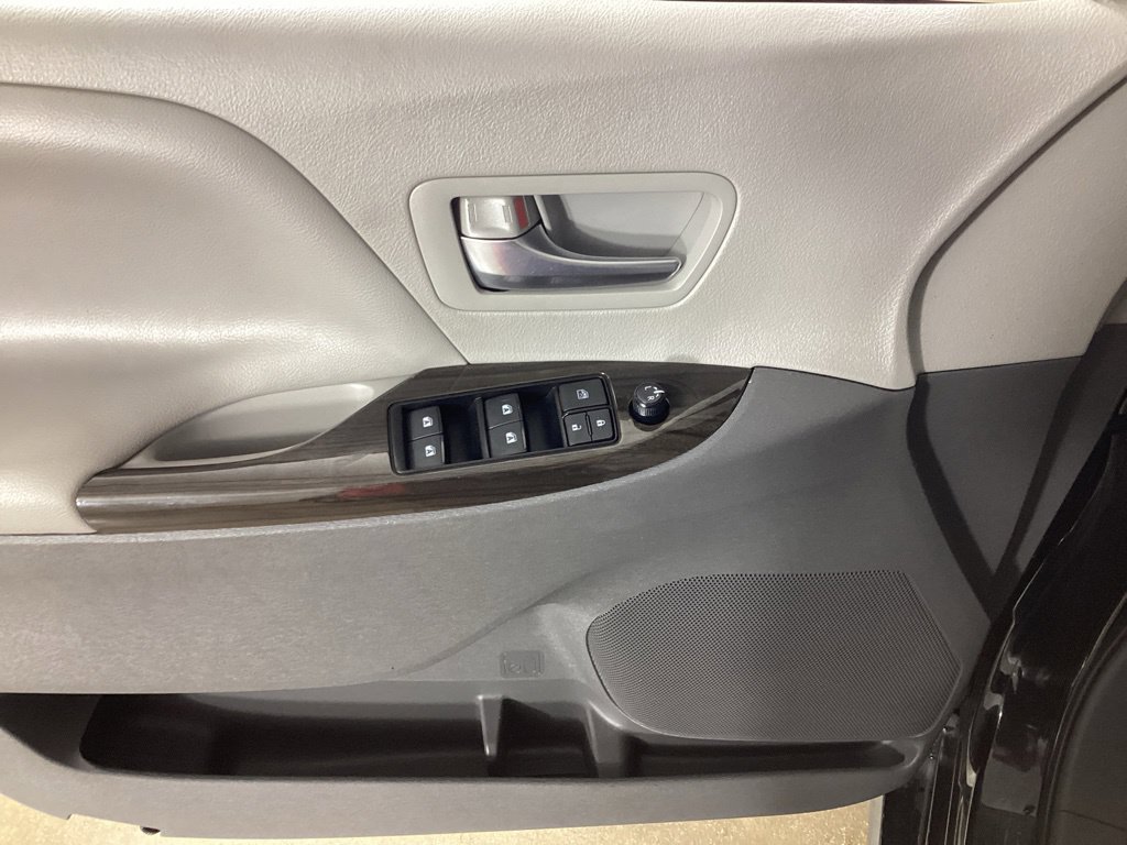 Used 2020 Toyota Sienna XLE FWD image 11
