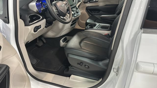 Used 2024 Chrysler Pacifica Touring-L FWD image 7