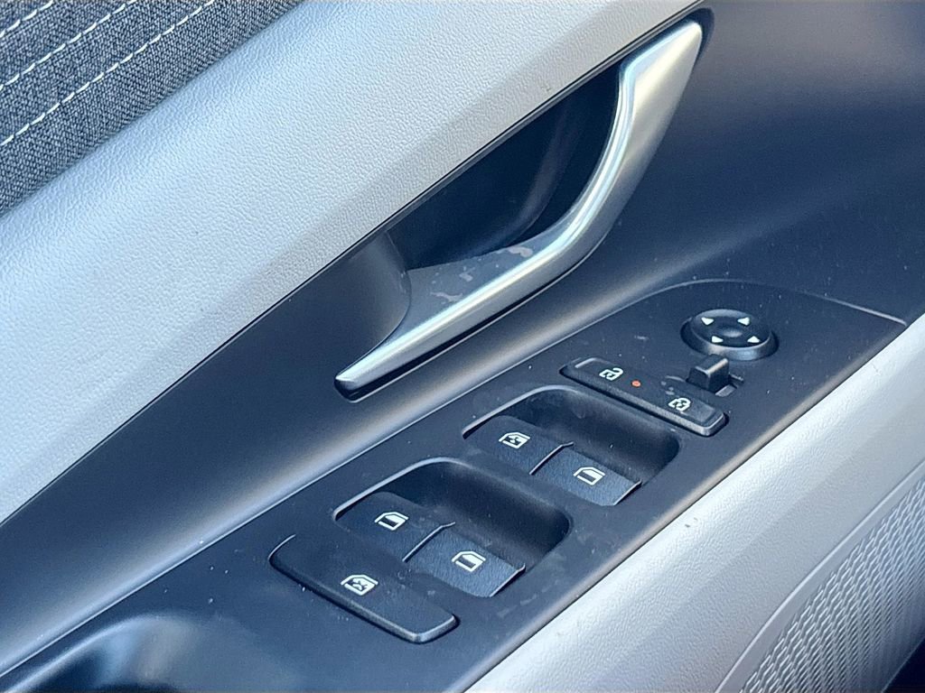 New 2025 Hyundai Elantra Limited image 18