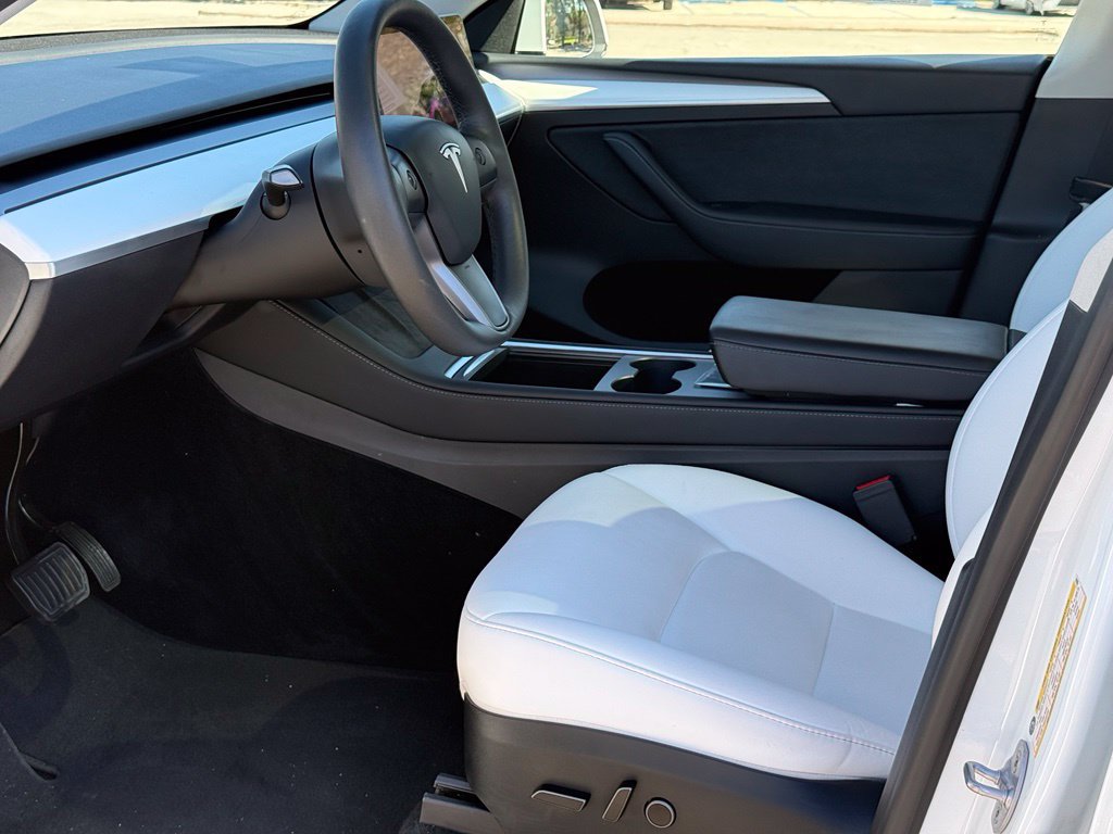 Used 2023 Tesla Model Y 2WD image 5