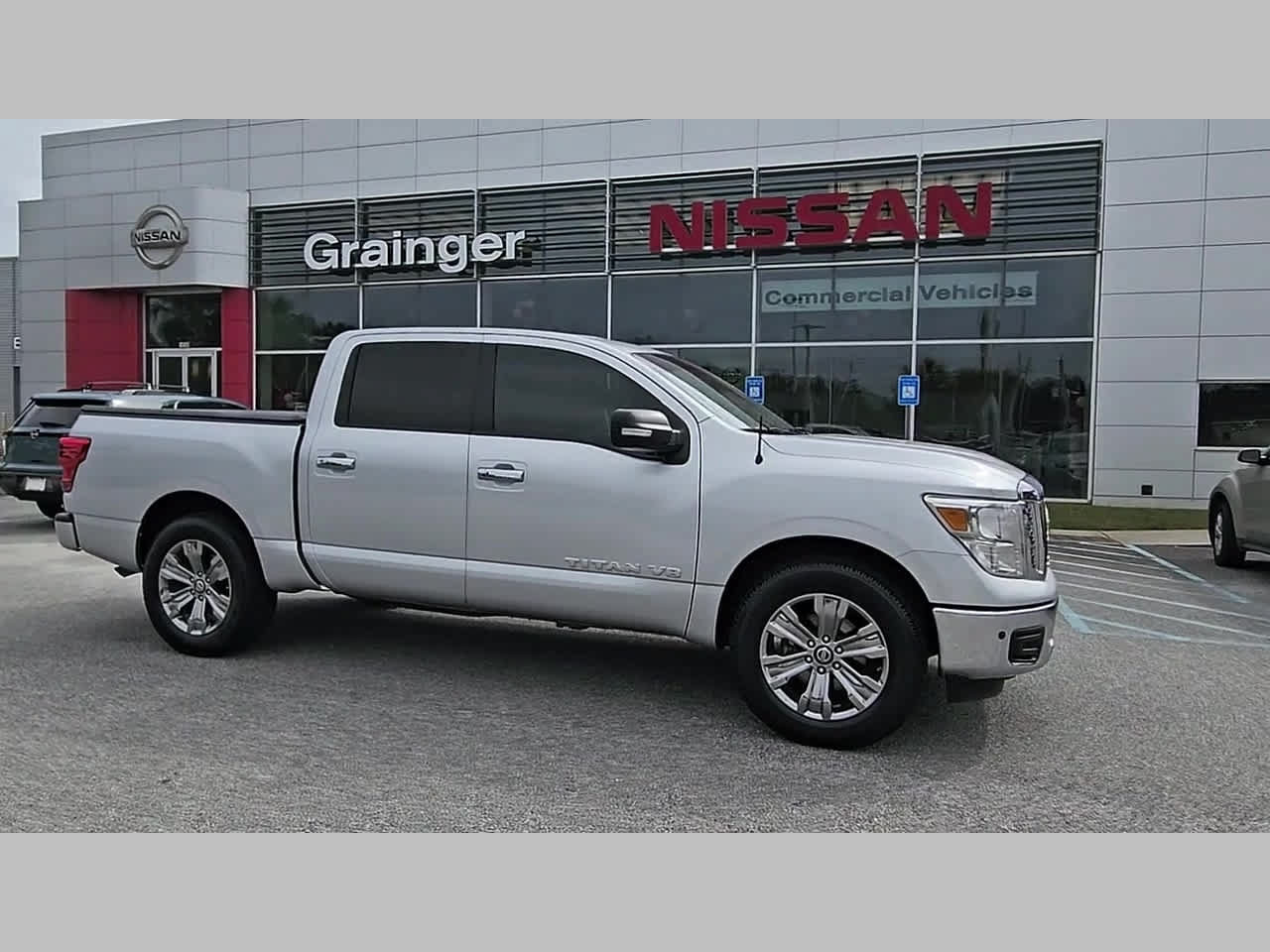 Used 2018 Nissan Titan SV w/ SV Convenience Package RWD image 38