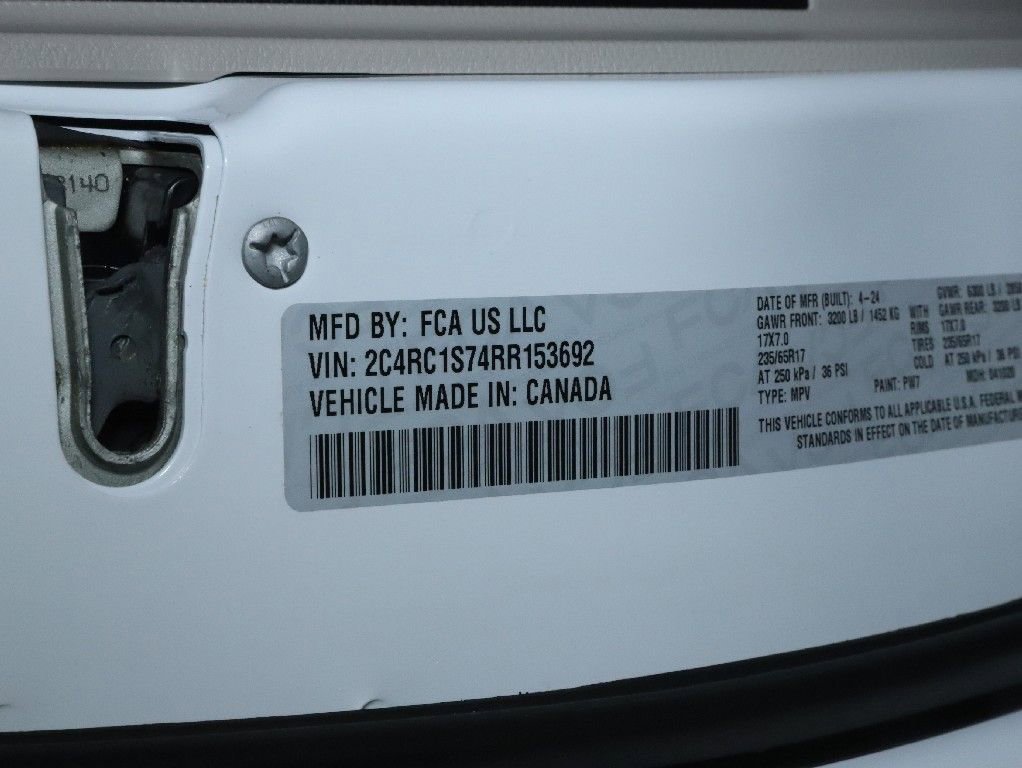 Used 2024 Chrysler Pacifica Select image 19