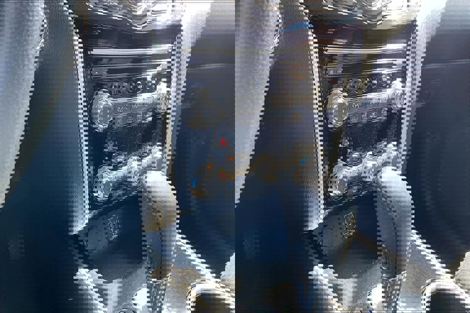 Used 2018 Nissan Pathfinder SV image 32