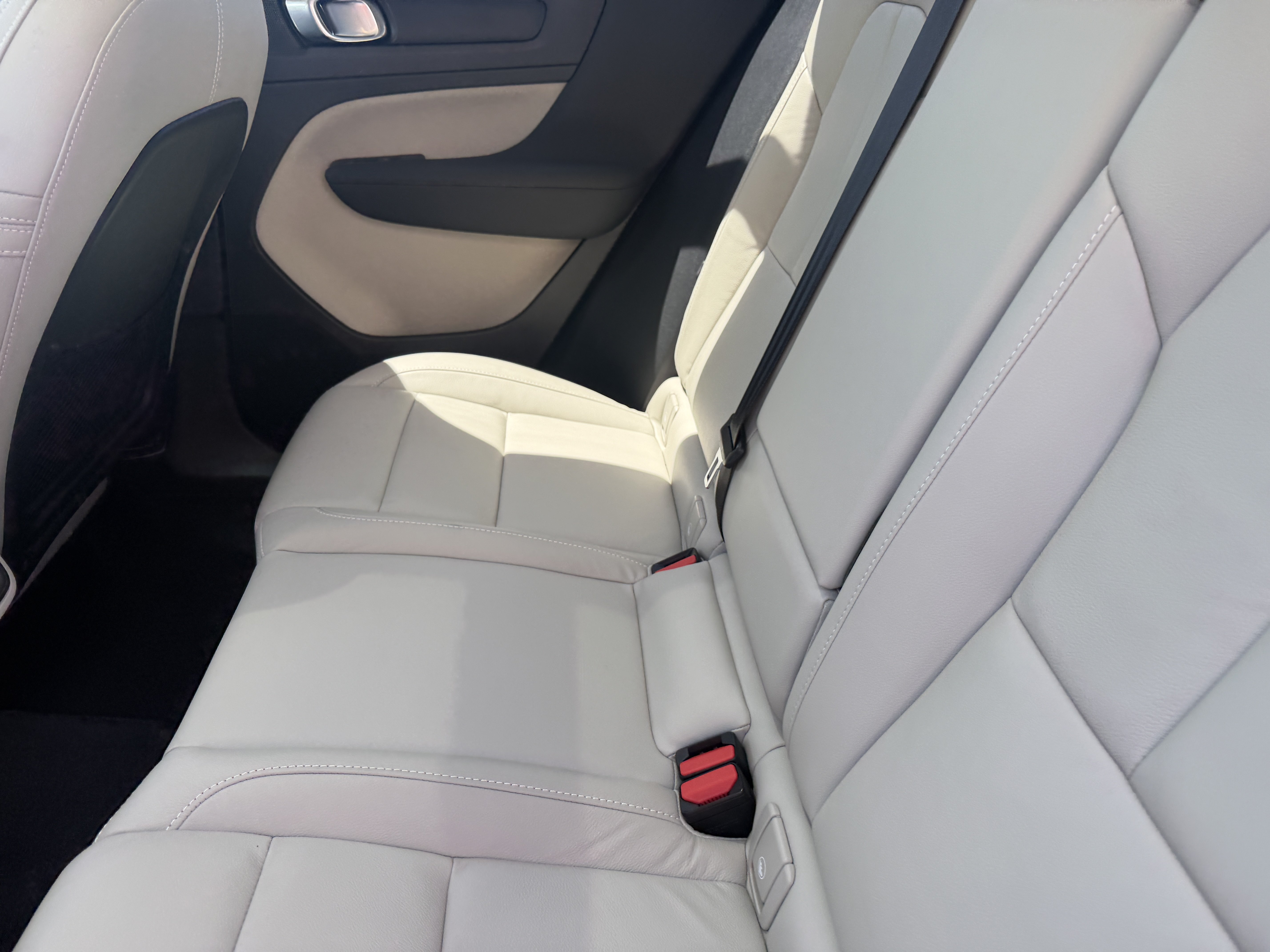 Certified 2023 Volvo XC40 B5 Ultimate w/ Protection Package Premier AWD/4WD image 17