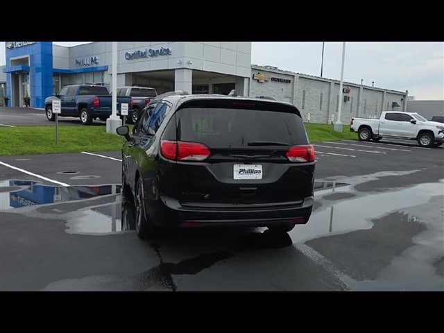 Used 2020 Chrysler Pacifica Touring-L Plus w/ S Appearance Package FWD image 7