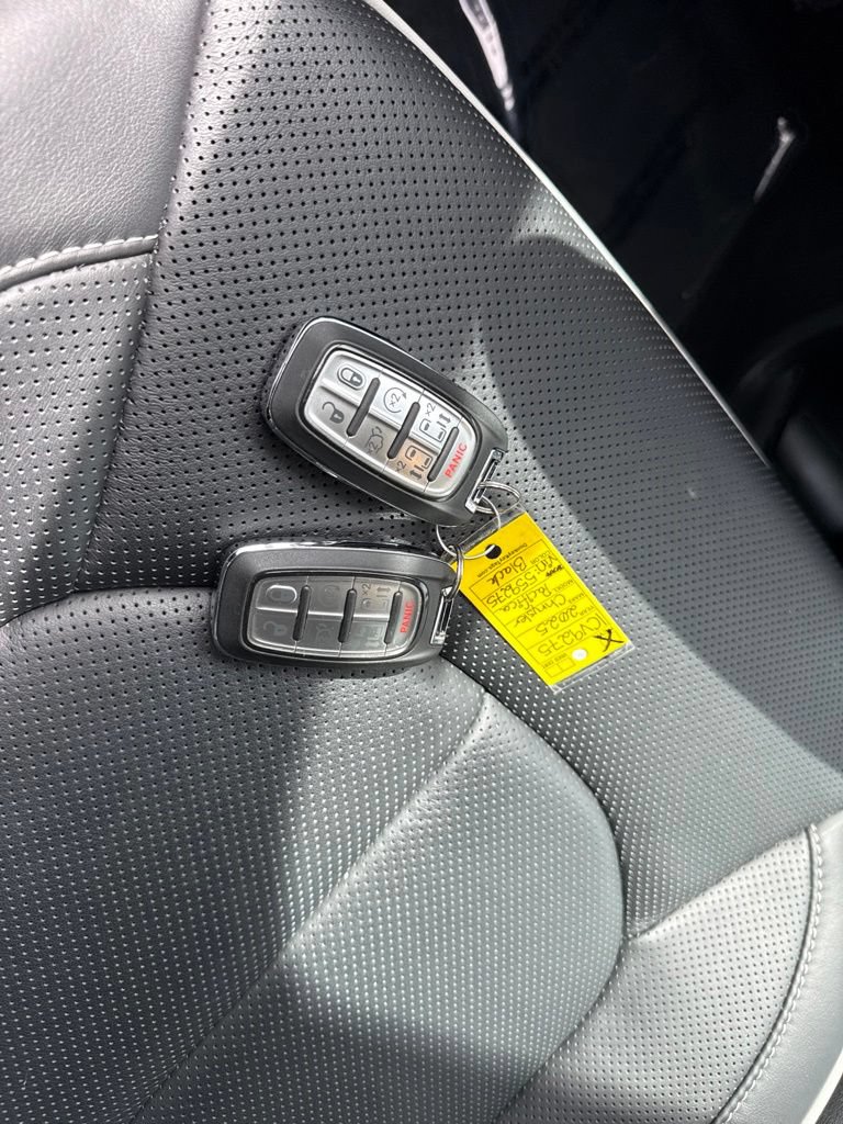 Used 2025 Chrysler Pacifica Limited FWD image 7