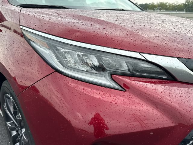 Used 2024 Toyota Sienna XSE w/ XSE Plus Package FWD image 12