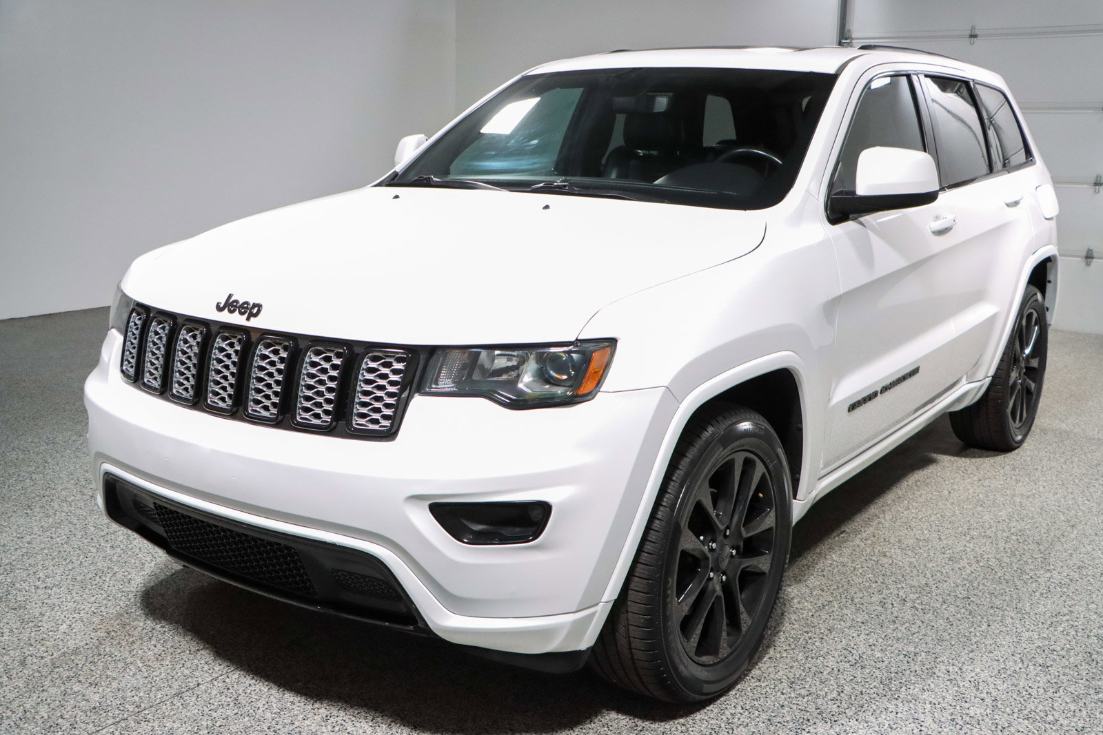 Used 2018 Jeep Grand Cherokee Altitude image 31