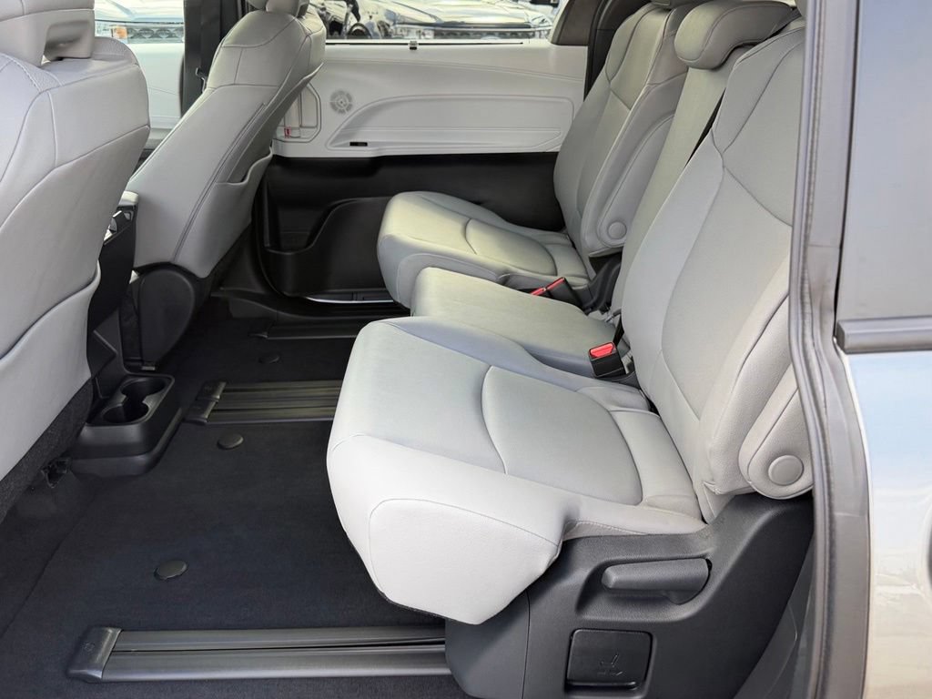 Used 2026 Toyota Sienna XLE FWD image 30