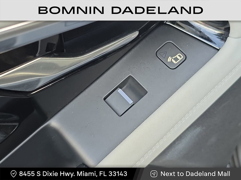 Used 2020 Land Rover Range Rover Evoque R-Dynamic SE image 10