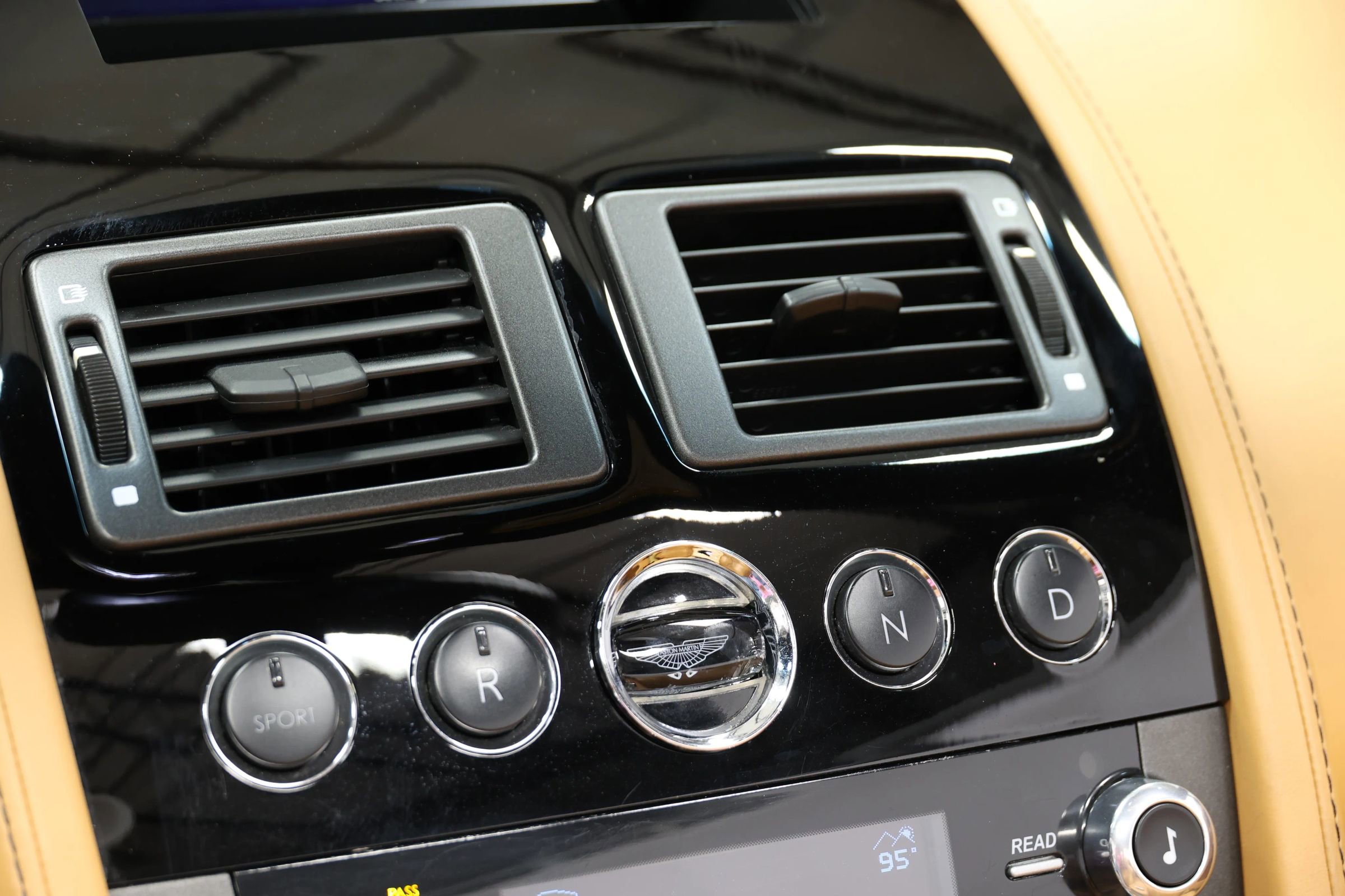 Used 2012 Aston Martin V8 Vantage Roadster image 36