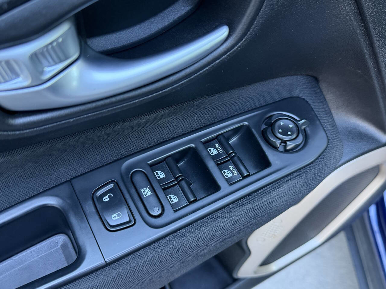 Used 2017 Jeep Renegade Latitude w/ Cold Weather Group AWD/4WD image 16