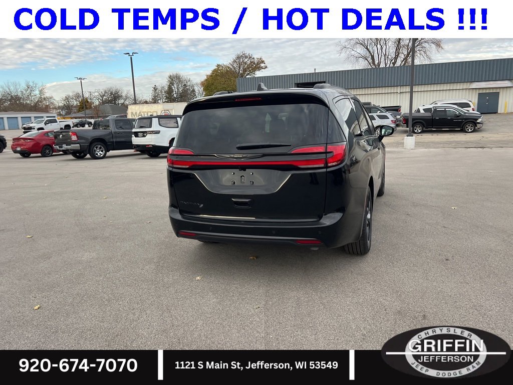 New 2026 Chrysler Pacifica Select w/ S Appearance Package image 8